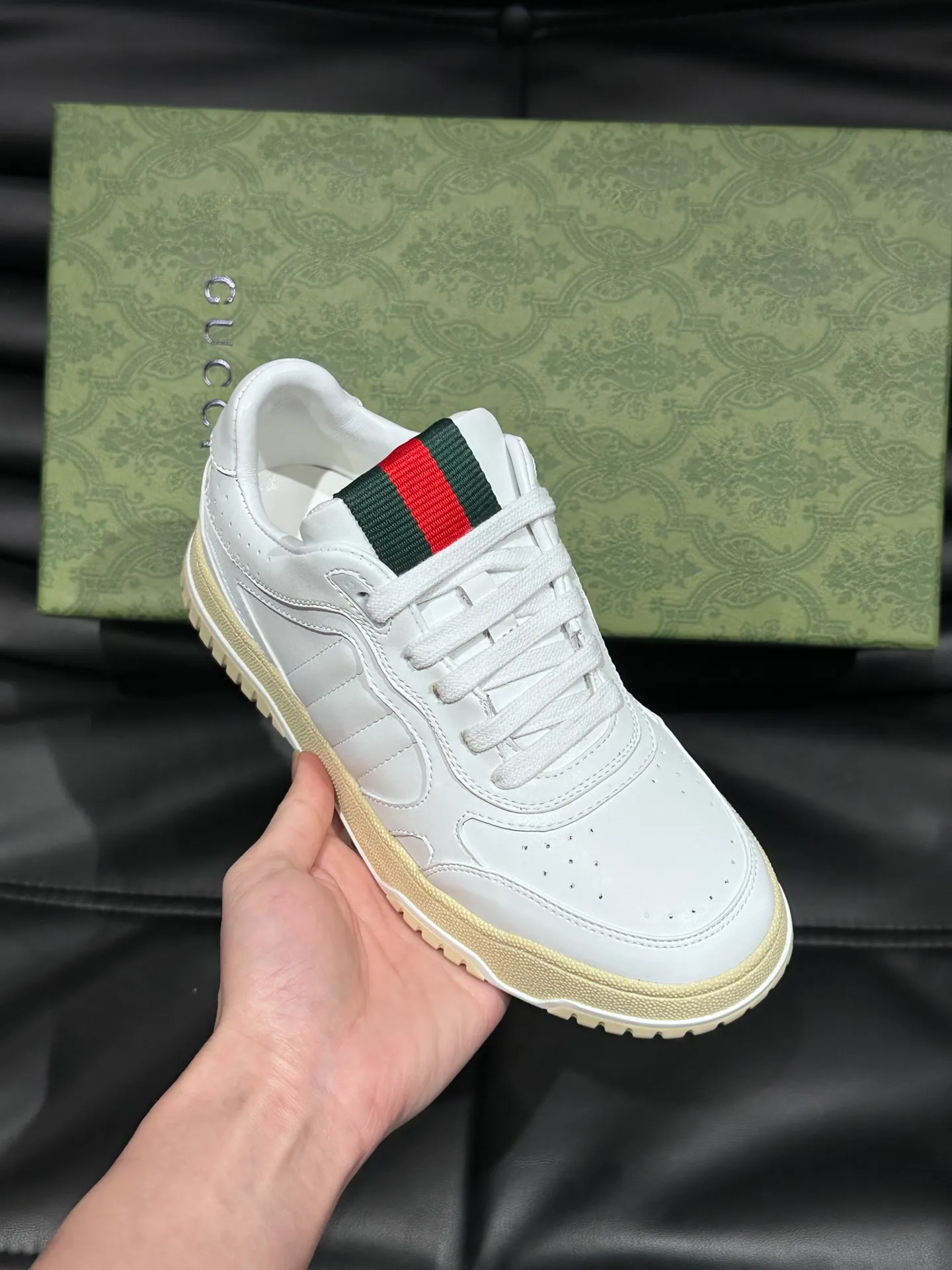 p480 Men's Men's Shoes Gucc*Gucci Re-Web series👫Couple's webbed leather sneakers, as the first sneakers created by Sabato De Sarno for Gucci, the Re-Web series reinterprets the brand's classic stripes, and sets off the modern silhouette design with bold and unique details. This shoe is crafted from iconic classic GG canvas and white leather. This new sneaker is ingeniously decorated with many of the brand's classic details, and is equipped with a bright red and green webbing tongue, which will make people fall in love at first sight. Yuan Size: Female 35-40 Male 39-44 (can be customized to 45, 46